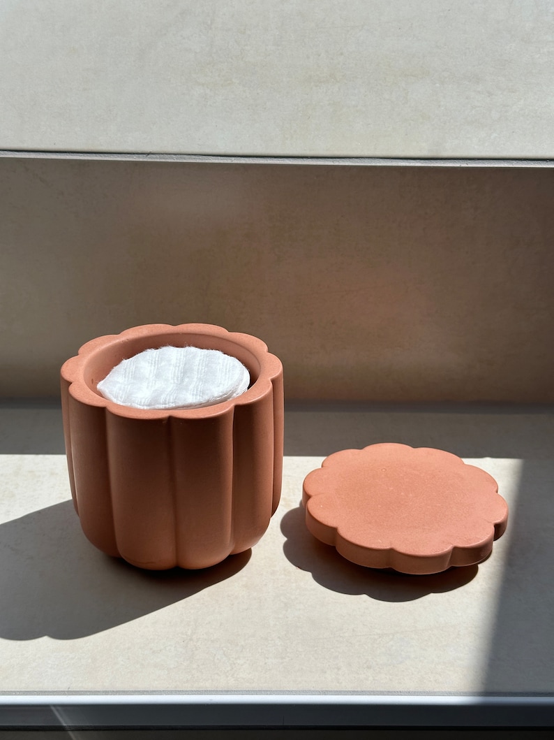 Terracotta flower-shaped pot bathroom storage image 4