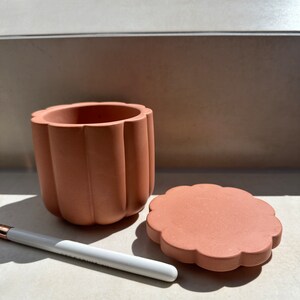 Terracotta flower-shaped pot bathroom storage image 8