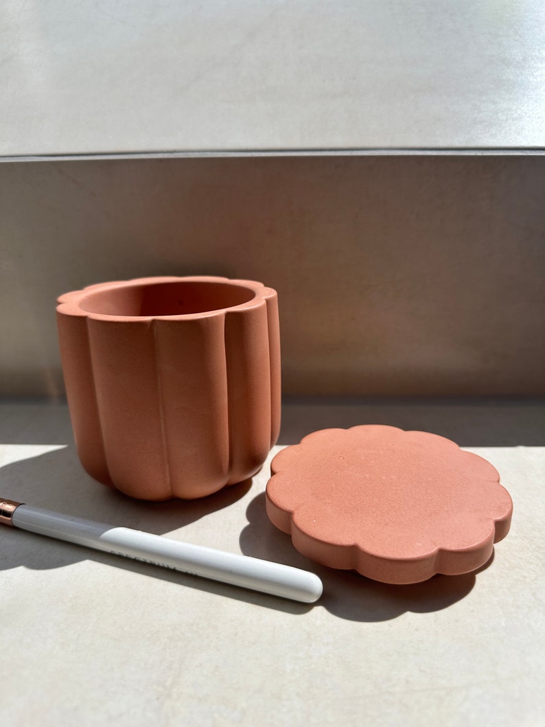 Terracotta flower-shaped pot bathroom storage image 8