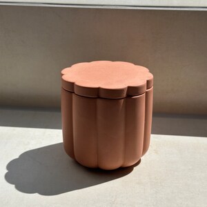 Terracotta flower-shaped pot bathroom storage image 2