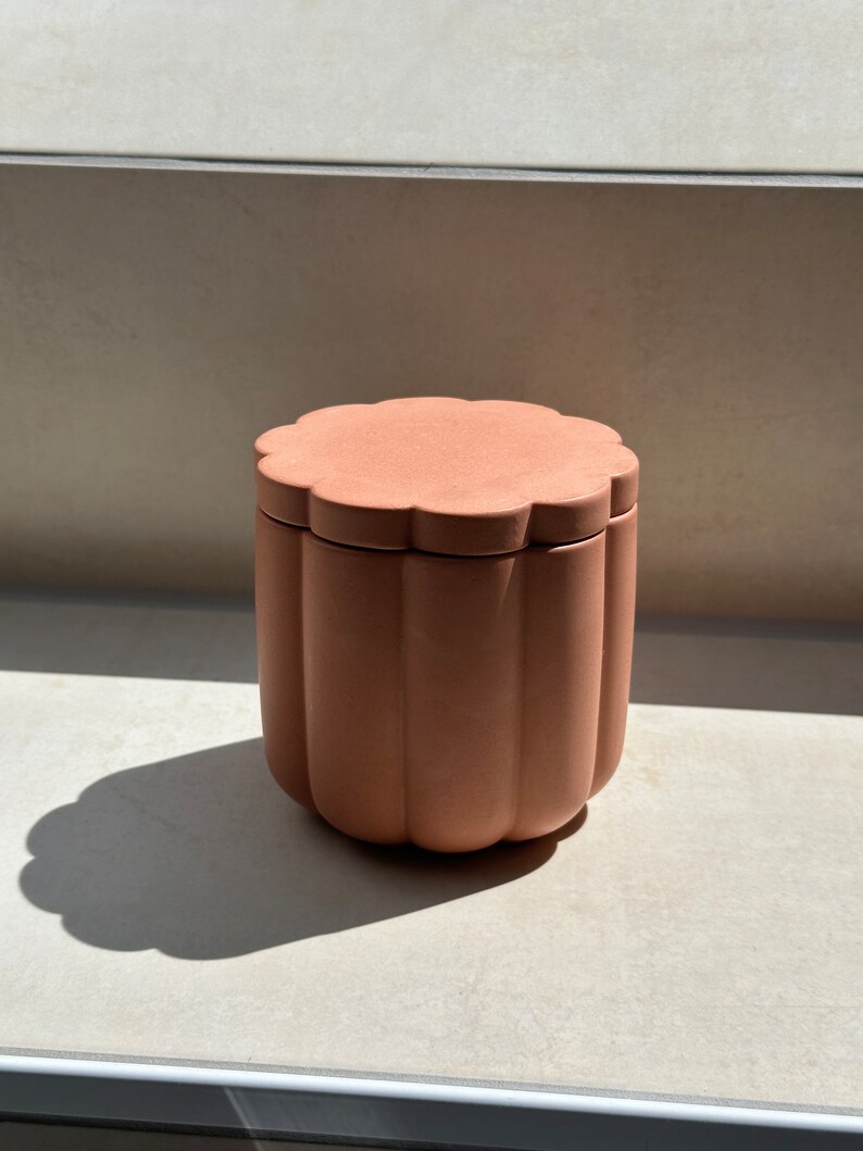 Terracotta flower-shaped pot bathroom storage image 2