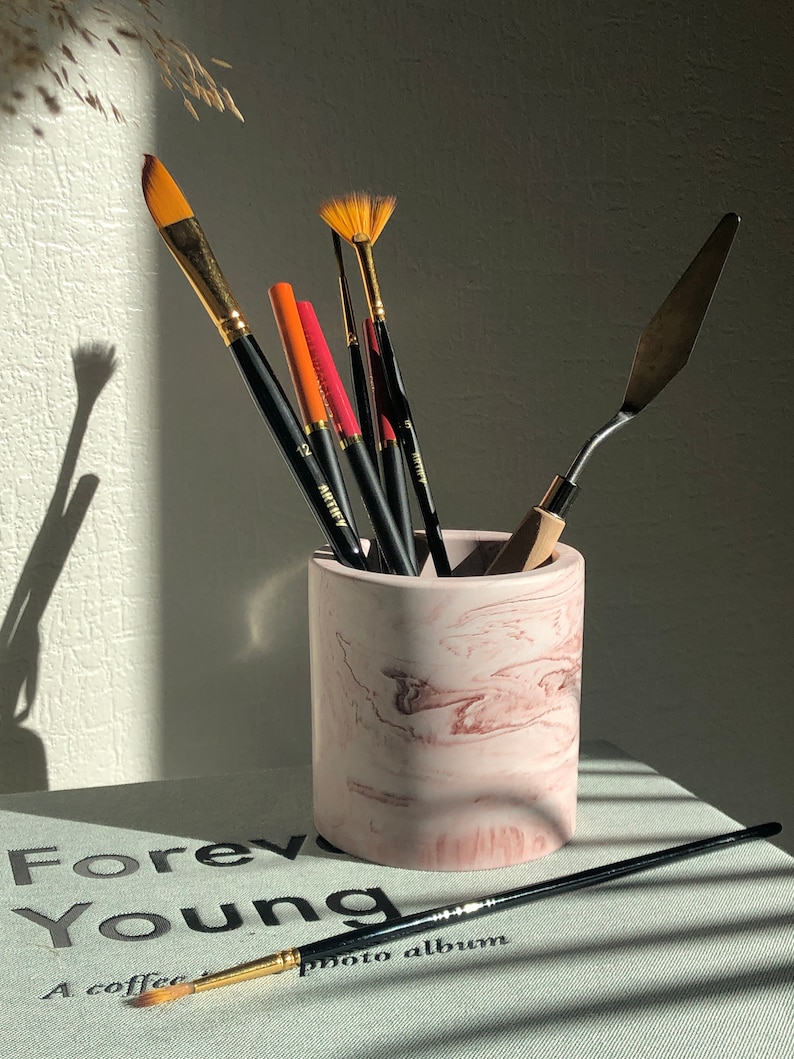 Small marbled pink pot in Jesmonite for pen and brush storage image 2