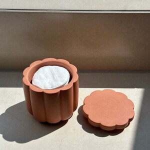 Terracotta flower-shaped pot bathroom storage image 10