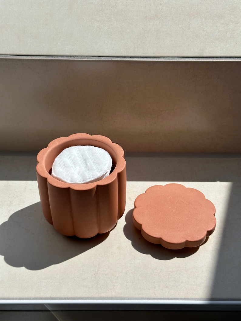 Terracotta flower-shaped pot bathroom storage image 10