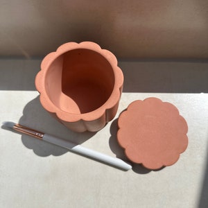 Terracotta flower-shaped pot bathroom storage image 9