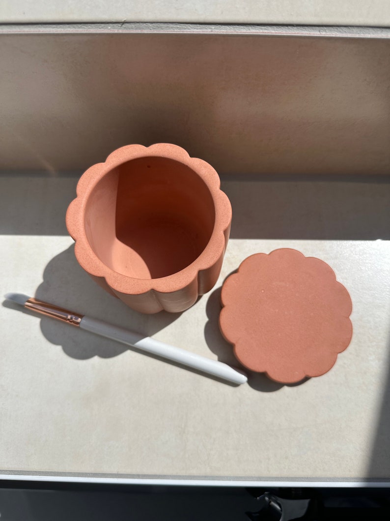 Terracotta flower-shaped pot bathroom storage image 9