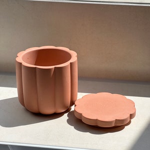 Terracotta flower-shaped pot bathroom storage image 5