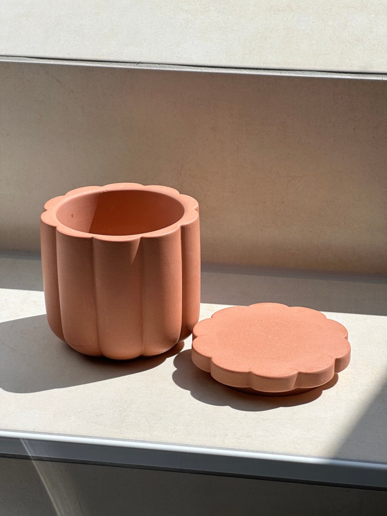 Terracotta flower-shaped pot bathroom storage image 5