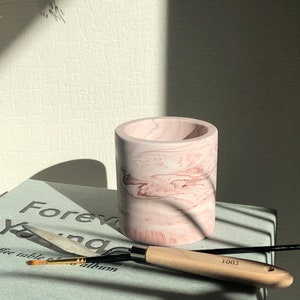 Small marbled pink pot in Jesmonite for pen and brush storage image 7