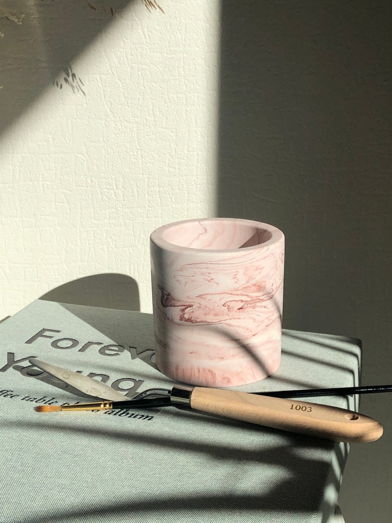 Small marbled pink pot in Jesmonite for pen and brush storage image 7