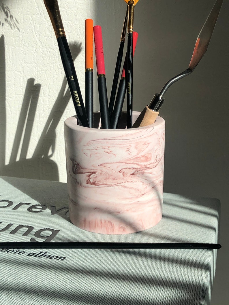 Small marbled pink pot in Jesmonite for pen and brush storage image 1