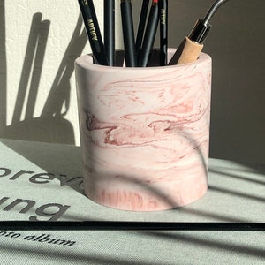 Small marbled pink pot in Jesmonite for pen and brush storage image 6