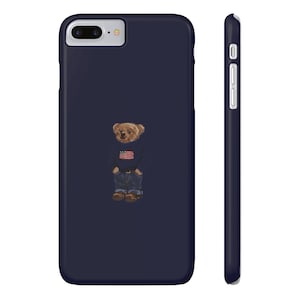 Étui pour portable ours Ralph Lauren Étui pour portable mince inspiré d'un pull drapeau américain. Fille chic/propre