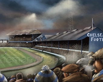 Puede incluir: Una pintura vintage de un estadio de fútbol con una multitud de aficionados viendo un partido. El estadio está iluminado por focos y el cielo está oscuro y nublado. El letrero en el estadio dice "Chelsea Football Club".