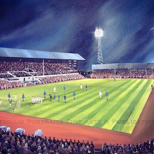 Puede incluir: Pintura de un estadio de fútbol por la noche, iluminado por focos. Jugadores con uniformes azules y blancos están en el campo. Las gradas están llenas de espectadores. La obra está firmada en la esquina inferior derecha. El texto "Stadium Portraits" es visible.