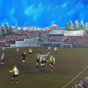以下が含まれることがあります： 進行中のサッカーの試合を描いた絵画。選手たちは緑と白のユニフォームを着ており、ボールは空中にある。スタンドは観客でいっぱいになっており、背景には地元企業の看板がある。