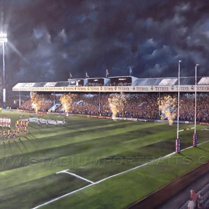 Puede incluir: Una pintura de un estadio de rugby por la noche, con un partido en curso. El estadio está iluminado por focos y hay fuegos artificiales explotando en el fondo. Los jugadores están alineados en el campo y la multitud está animando. La pintura está firmada por el artista, "Quillian".