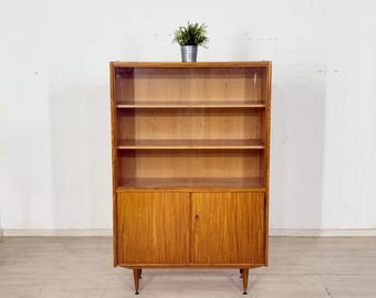 Classico del design del 1966: Credenza alta in elegante impiallacciatura di noce / Vetrina vintage / Mobile da soggiorno in stile Mid-Century