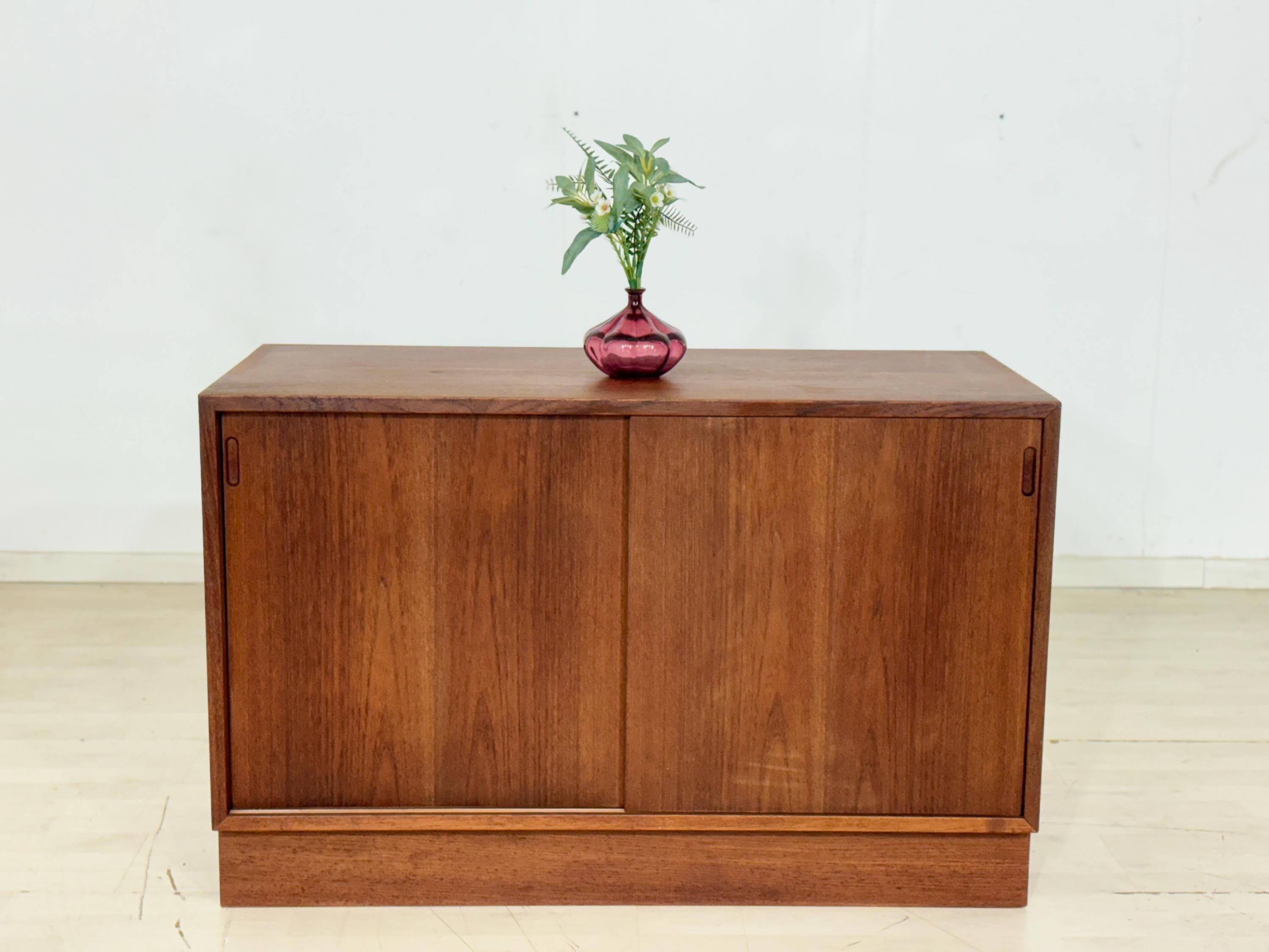 Groot vintage teak dressoir met schuifdeuren en lades | Vintage Venue