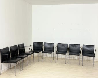 Elegante designfauteuil met cantilever-constructie in zwart leer.