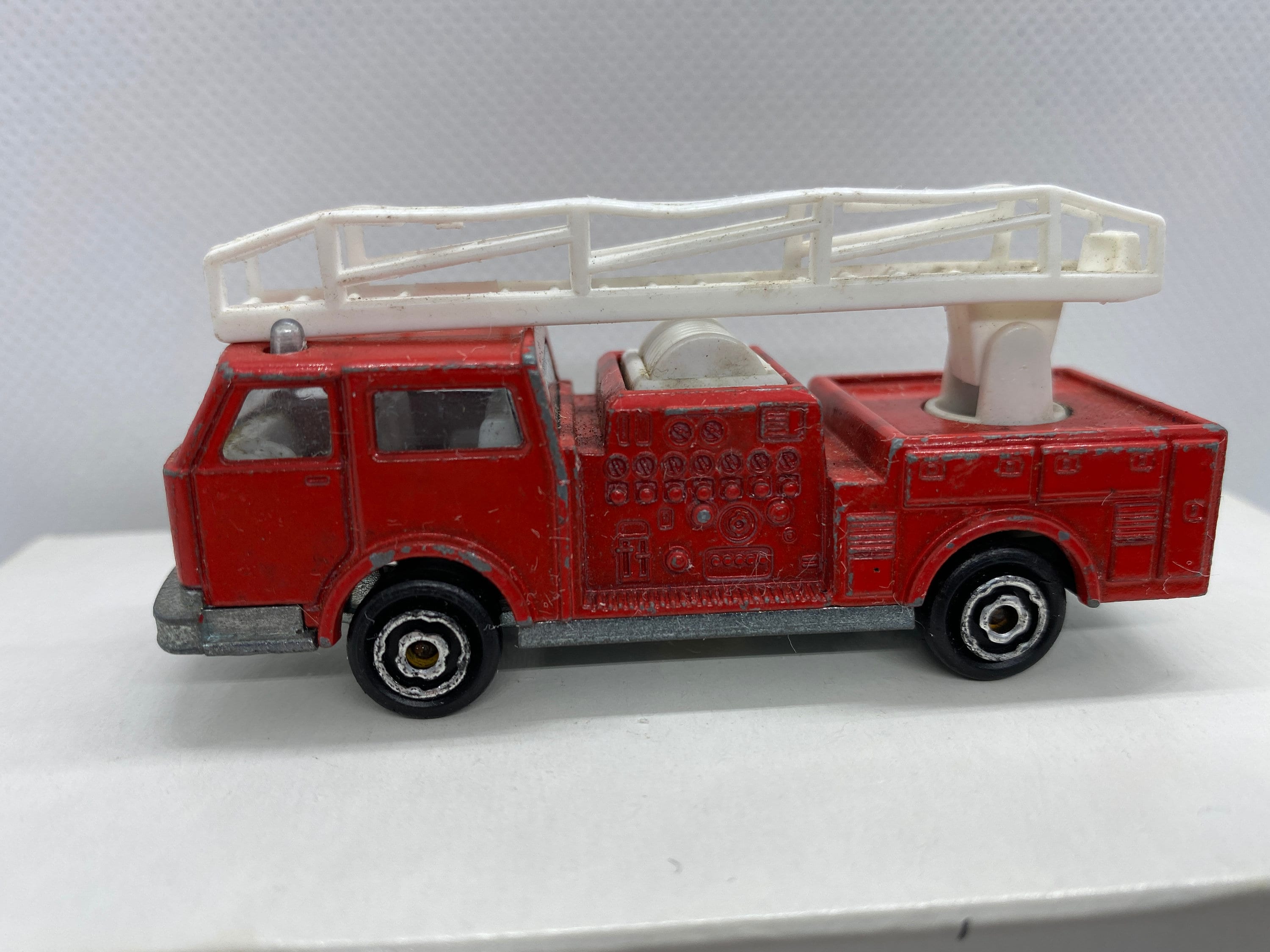Illustration 3D D'un Camion De Pompiers Coloré Dans Un Style Dessin Anime 204123851