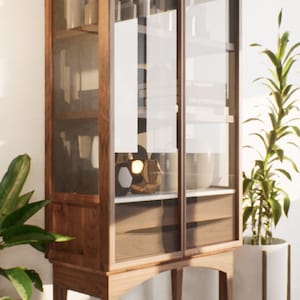 K&ouml;nnte beinhalten: Ein Schrank aus Holz mit Glast&uuml;ren und Regalen. Der Schrank steht auf vier Beinen und hat eine dunkelbraune Holzoptik. Der Schrank ist mit verschiedenen Gegenst&auml;nden gef&uuml;llt, darunter Vasen, B&uuml;cher und andere Dekorationsartikel.