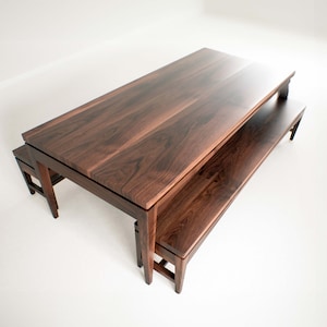Juego de comedor en nogal americano, mesa de comedor y banco de mediados de siglo, mesa y bancos de estilo rústico, muebles envejecidos.