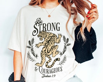 Sii forte e coraggioso camicia, camicie cristiane alla moda, camicia con citazioni bibliche, camicia di culto, abbigliamento cristiano, camicia di fede, Giosuè 1:9