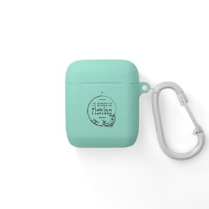 Peut inclure: Une coque en silicone bleu turquoise pour AirPods avec un mousqueton. La coque est ornée d'un motif noir qui dit "I'd rather be fishing" avec un dessin de poisson.