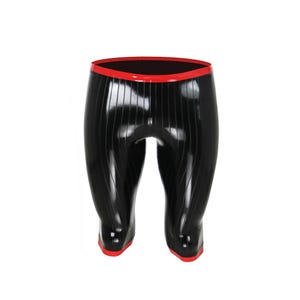 Könnte beinhalten: Schwarze, glänzende, knielange Hose mit vertikalen Nadelstreifen. Die Hose hat einen roten Besatz am Bund und am Beinabschluss. Das Material scheint Latex oder ein ähnliches Material zu sein.