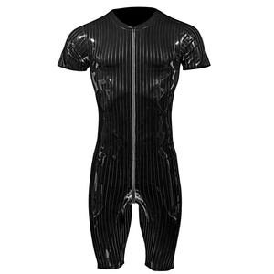 Puede incluir: Prenda negra de una pieza con cremallera en la parte delantera y rayas verticales. La prenda tiene mangas cortas y una silueta ajustada.