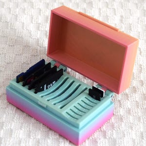 Caja de almacenamiento de tarjetas SD personalizada: degradado de arcoíris impreso en 3D con texto personalizado. Capacidad para 8 tarjetas SD y 8 micro SD.