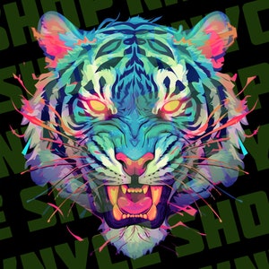 K&ouml;nnte beinhalten: Eine lebendige, farbenfrohe Illustration eines Tigergesichts mit einem w&uuml;tenden Ausdruck. Das Tigerfell ist eine Mischung aus Blau, Gr&uuml;n, Pink und Lila, was einen psychedelischen Effekt erzeugt. Die Augen des Tigers sind leuchtend gelb und sein Maul ist in einem Knurren ge&ouml;ffnet, das scharfe Z&auml;hne enth&uuml;llt.