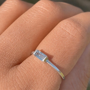 Anillo delicado de aguamarina, gema talla baguette, anillo minimalista apilable, piedra de nacimiento de marzo, regalo para ella.