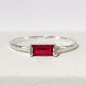 Pierścionek z rubinowym bagietką: delikatna biżuteria ze srebra z kamieniem szlachetnym na lipiec, prezent na Walentynki, pierścionek do łączenia kamieni szlachetnych
