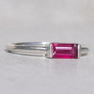 Rubin Baguette Ring: Silber Zierlicher Juli Geburtsstein Schmuck, Valentinstag Geschenk, Edelstein Stapelring