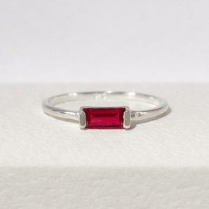 Ruby Baguette-ring: zilveren sierlijke geboortesteen juli juli, Valentijnsdagcadeau, edelsteenstapelring