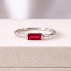 Bague rubis baguette : bijoux délicats en argent avec pierre de naissance de juillet, cadeau de la Saint-Valentin, bague à empiler avec pierres précieuses