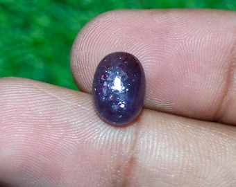 光沢のあるアイオライトの炎と大きな虹色の内包物／きらめく紫色のアイオライトのオーバルカボション、きらめく虹色の内包物入り