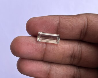 天然イエロースキャポライト ファセットカット バゲット型宝石 16x7x5 mm