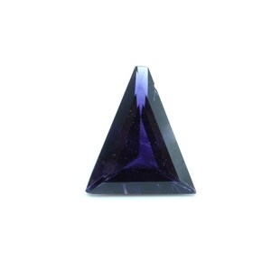 Könnte beinhalten: Ein dreieckiger, facettierter Edelstein mit tiefvioletter Farbe. Der Edelstein hat eine scharfe, geometrische Form und eine polierte Oberfläche, die das Licht reflektiert. Der Edelstein ist vor einem weißen Hintergrund platziert.