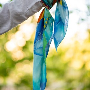 Sciarpa in seta batik fatta a mano, esclusiva sciarpa in seta floreale blu, grande sciarpa artistica per donna, regalo per amanti dell'arte 65x65 cm. pesce