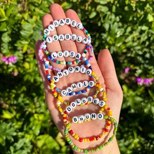 Encanto inspiriert Perlenarmbänder | Perlen Name Buchstabe Wort Armband | Disney Freundschafts Armbänder