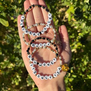 The Great Gatsby inspiriert Perlenarmbänder | Personalisierbar Buchstabe Wort Freundschaft Armbänder | Broadway Musical Film Buch Kino Geschenk