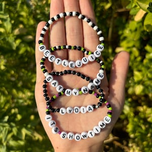 Beetlejuice inspiriert Perlenarmbänder | Personalisierbar Buchstabe Wort Freundschaft Armbänder | Halloween-Film Broadway Musical Theater Geschenk