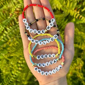 HAMILTON Perlenarmband | Personalisierte benutzerdefinierte Perlen Name Buchstabe Wort Schmuck | Theater Kid Freundschaftsarmband