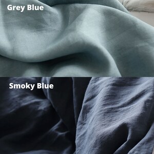 Pu&ograve; includere: Due campioni di tessuto, uno di colore blu chiaro etichettato "Grigio Blu" e l'altro di colore blu scuro etichettato "Blu Fumoso".