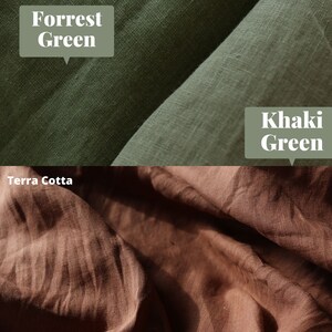 Pu&ograve; includere: Primo piano di tre campioni di tessuto. I due campioni superiori sono verdi, etichettati "Forrest Green" e "Khaki Green". Il campione inferiore &egrave; marrone, etichettato "Terra Cotta".