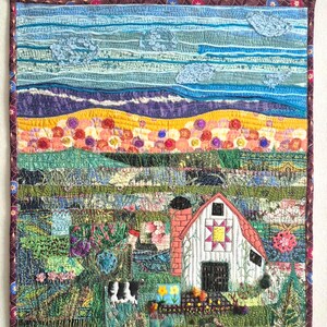 Tapiz acolchado con paisaje de granja - Granero hecho a mano, escena campestre con nubes de encaje azul - Decoración rústica para el hogar