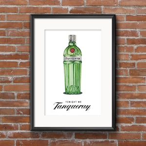 Op de afbeelding: Een ingelijst print met een aquarel-illustratie van een groene glazen fles Tanqueray No. TEN gin. De tekst "TONIGHT WE TANQUERAY" is onder de fles gedrukt.